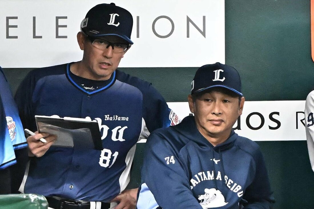 西口監督(右)の脇で投手陣を支える豊田チーフコーチ