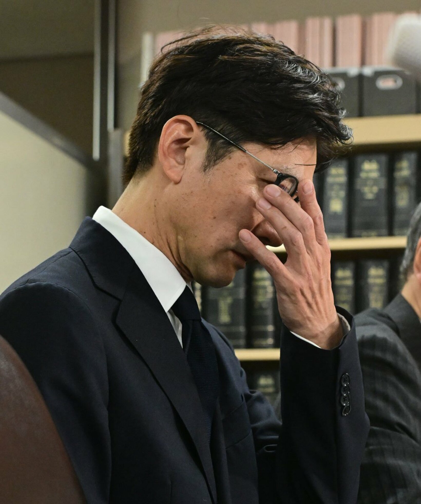 顔を手で覆い号泣する国分太一