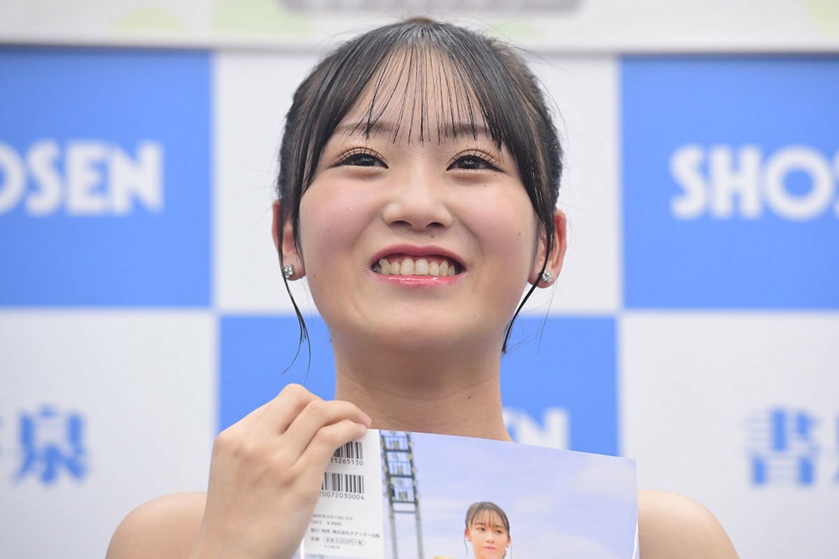 写真集をアピールする橋田歩果