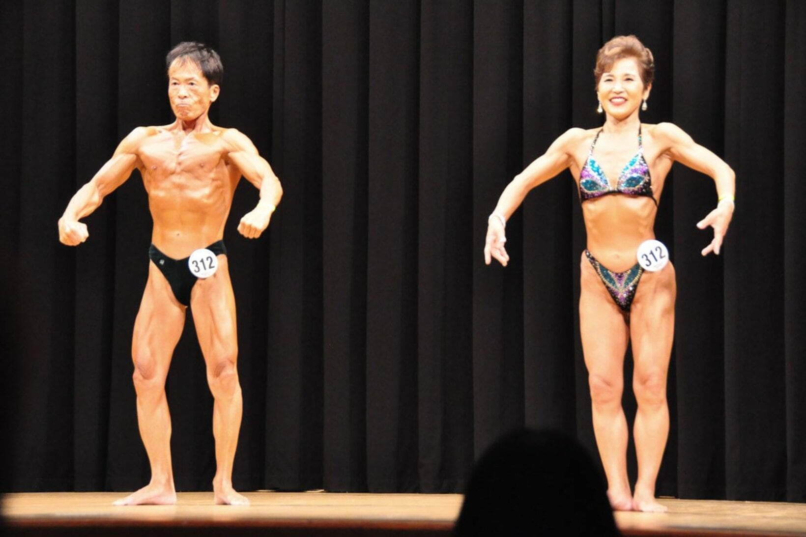 ポーズを決める川北勉(左)と高村奈緒美