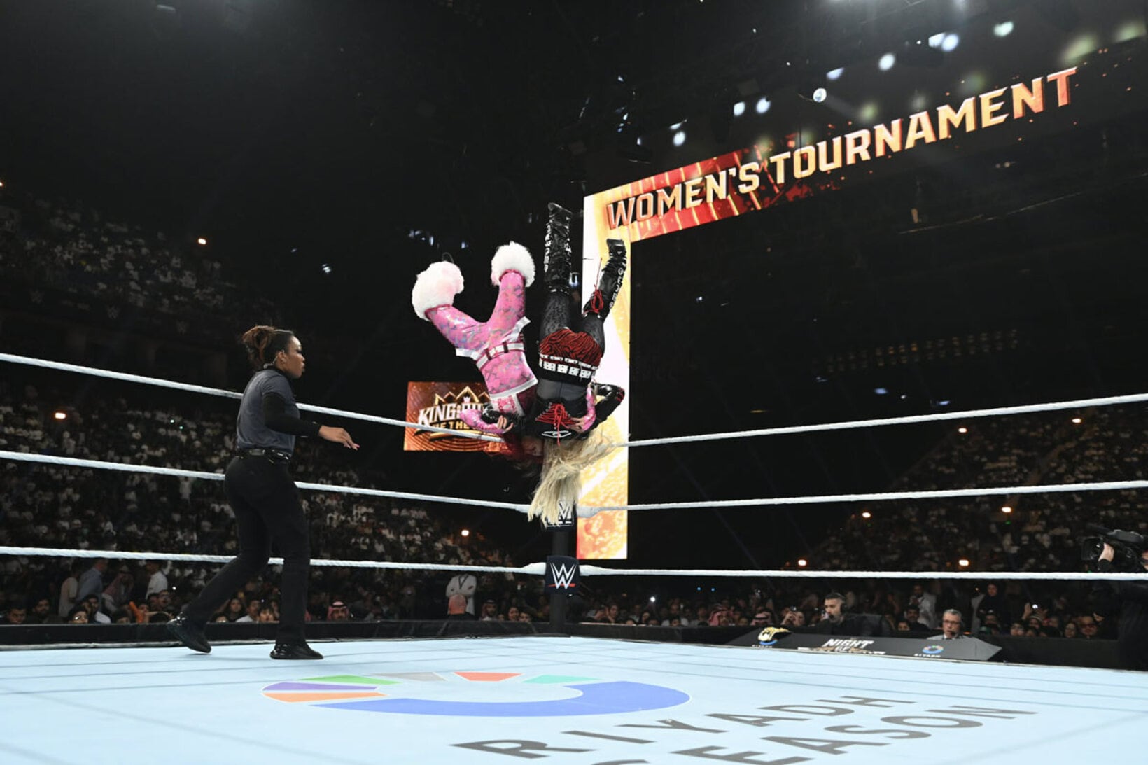 リブ・モーガン（右）に驚異の雪崩式スパニッシュフライを決めるイヨ・スカイ（©WWE）