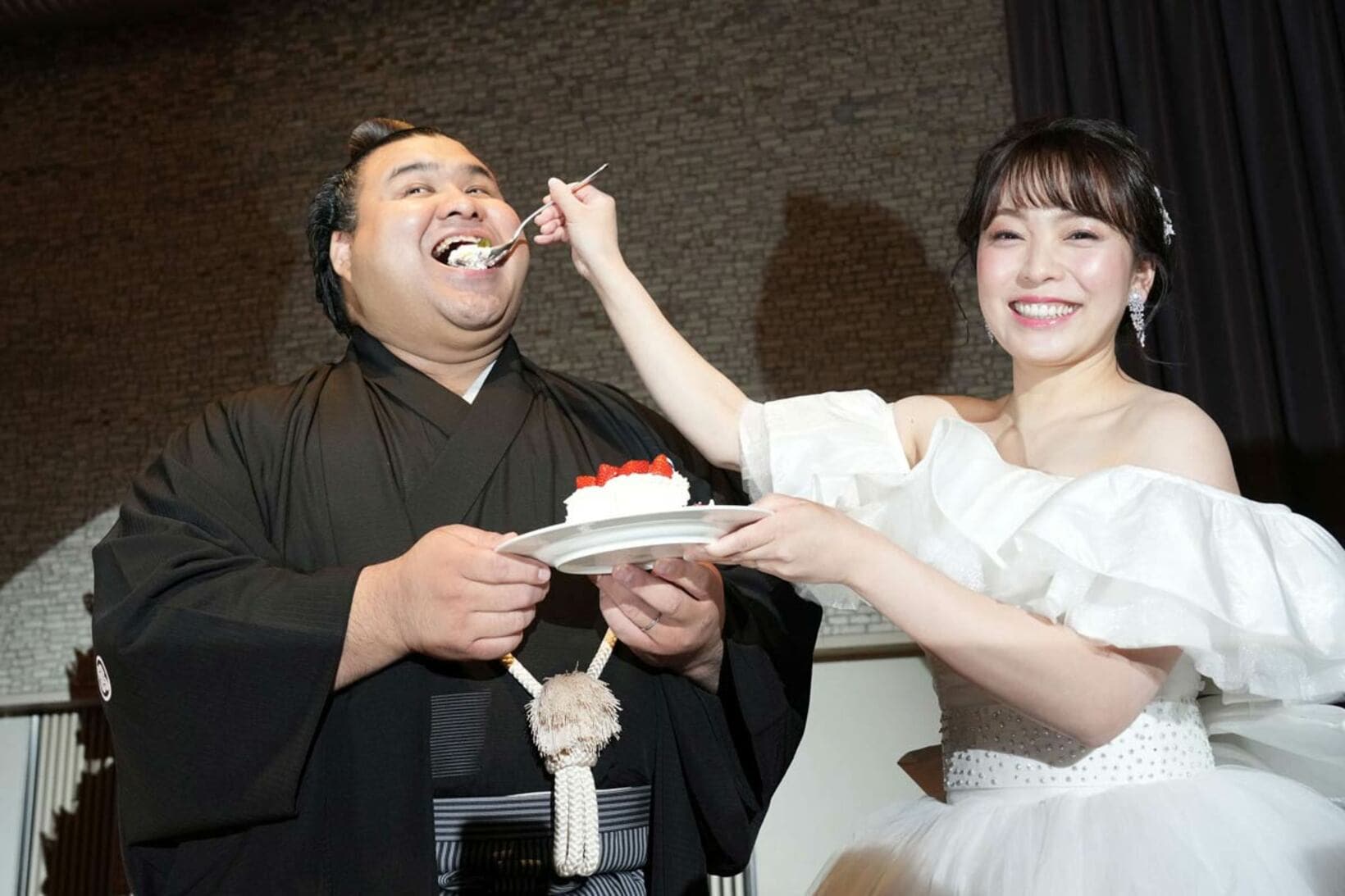 高安にケーキを食べさせる杜このみ（2023年、代表撮影）