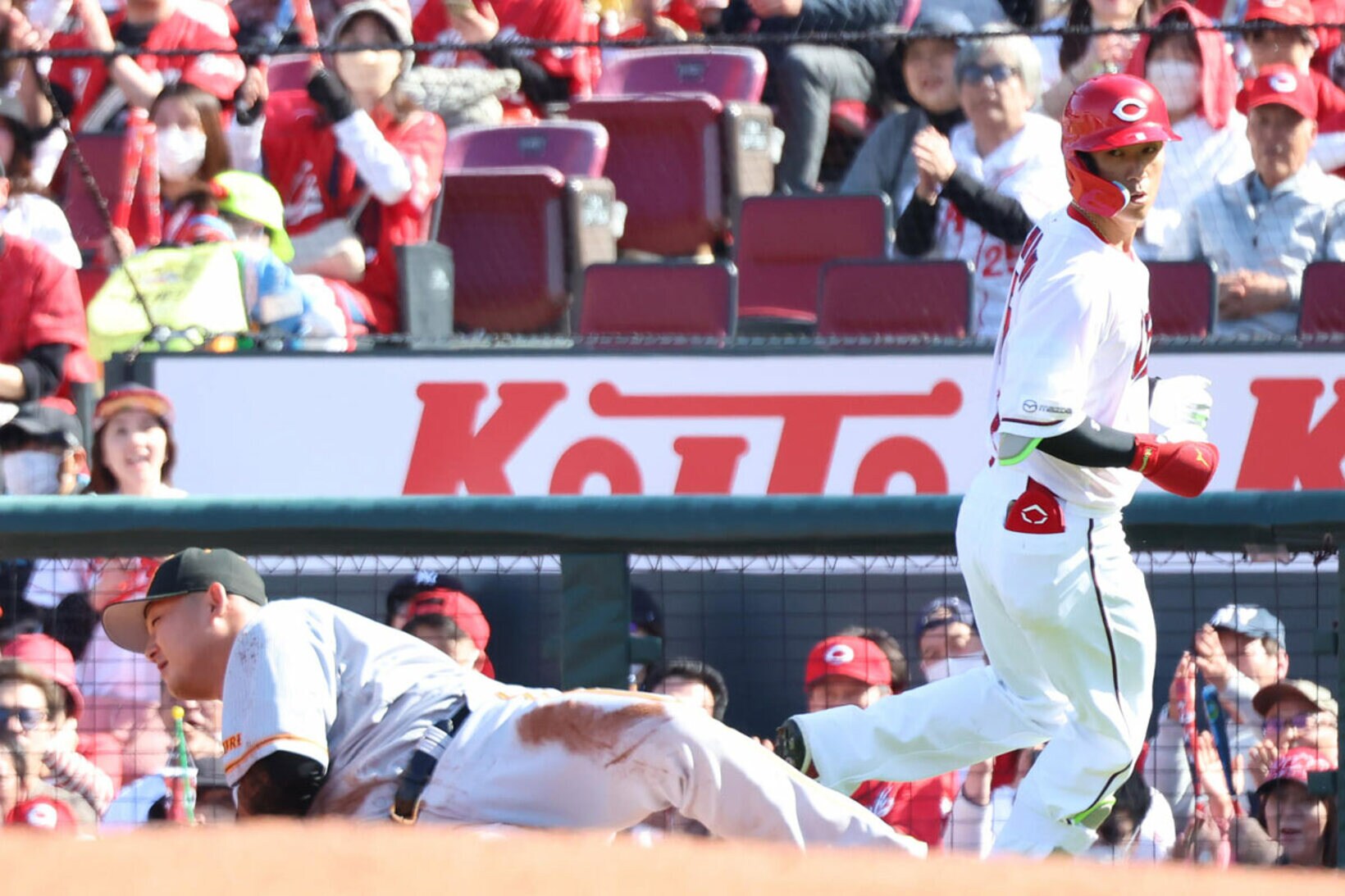 送球を捕るために倒れこむ中田