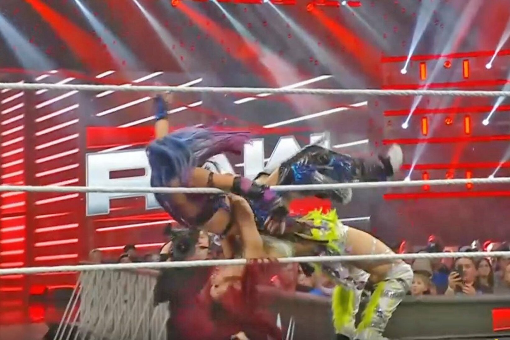 エプロンでカイリ(上)をジャーマンで叩きつけるイヨ・スカイ（©AbemaTV, Inc.）