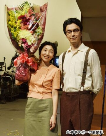  クランクアップセレモニーで花束を贈呈された安藤。右は長谷川