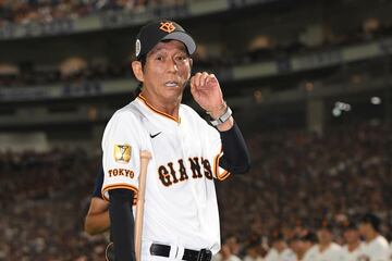 巨人のユニホームが似合いすぎる明石家さんま