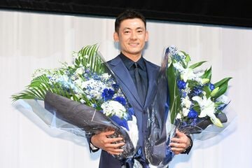 花束を手に笑顔を見せる栗山巧