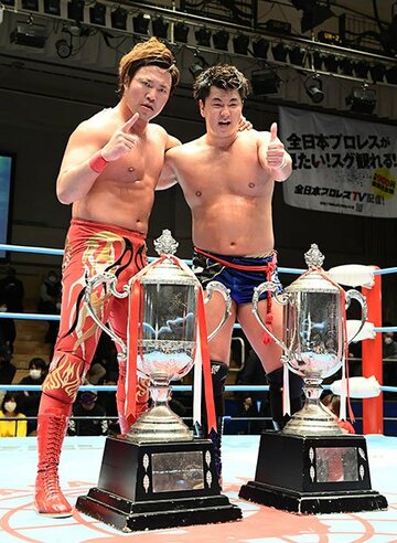  世界最強タッグ決定リーグ戦を制した宮原（左）と青柳