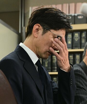 顔を手で覆い号泣する国分太一