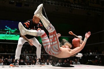 グッドブラザーズに襲われ、マジックキラーを食らった清宮海斗(手前)