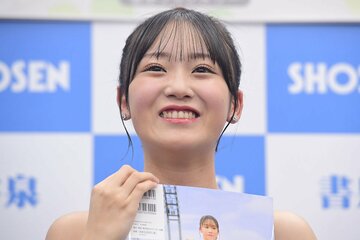 写真集をアピールする橋田歩果