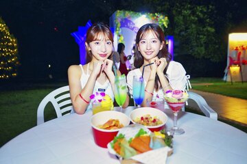 ＣａｎＣａｍ読者モデル「ＣａｎＣａｍ ｉｔ ｇｉｒｌ ＩＣＯＮＳ」斉藤里奈＆南香菜絵が、ナイトプールを猛プッシュ