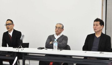 青木弘充IGF社長(左)と猪木啓介氏(中)、山本祥生プロデューサー