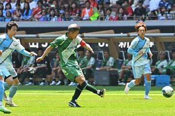 オールスターでプレーする三浦知良（中央）