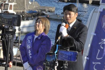 片桐基至市議（右）の応援を受けた田久保真紀氏