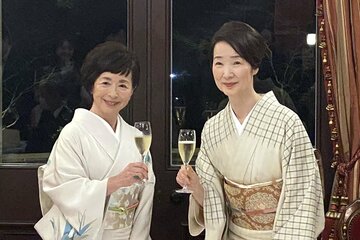 ワインイベントに着物姿で登壇した阿川佐知子（左）と檀ふみ
