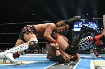  オカダ(右)を丸め込み、雪辱を果たした内藤