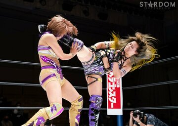  ＡＺＭ（左）に蹴りを見舞う渡辺桃