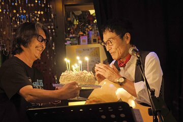 バースデーケーキに驚く高山厳