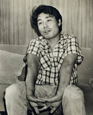  本紙の取材にリラックスした様子で応じる轟二郎さん(１９８３年７月)