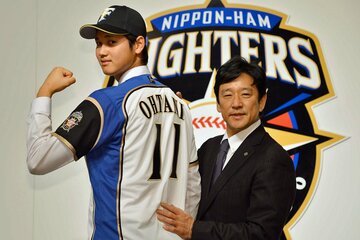 12年大谷翔平（左）の入団会見。右は栗山監督