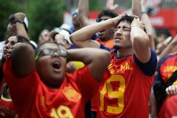 頭を抱えるスペインサポーター（ロイター）