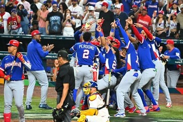 ３回、マルテの本塁打に大喜びのドミニカ共和国