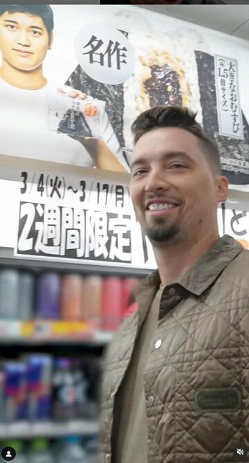 ファミリーマートの店内で大谷の広告と記念写真に納まるスネル（ブレーク・スネル公式インスタグラムから）