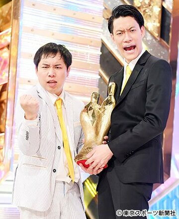  せいや（左）と粗品