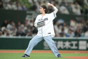 セレモニアルピッチを行う新川優愛