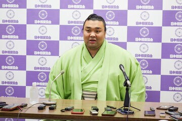 国技館で会見する霧馬山