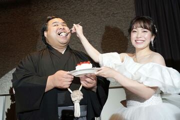 高安にケーキを食べさせる杜このみ（2023年、代表撮影）