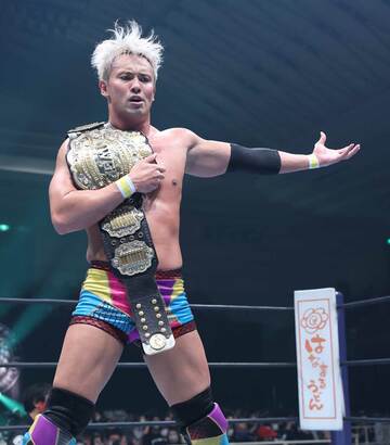  ４代目ＩＷＧＰヘビー級ベルトを持ち歩くオカダ（東スポＷｅｂ）