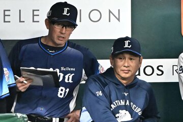 西口監督(右)の脇で投手陣を支える豊田チーフコーチ