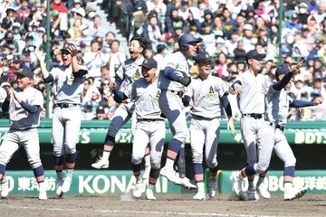 サヨナラ勝ちした青森山田ナイン