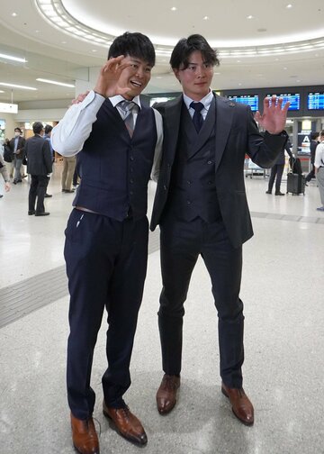 一軍沖縄キャンプに合流した中山礼都（左）と岡田悠希