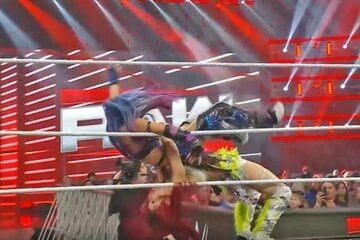 エプロンでカイリ(上)をジャーマンで叩きつけるイヨ・スカイ（©AbemaTV, Inc.）