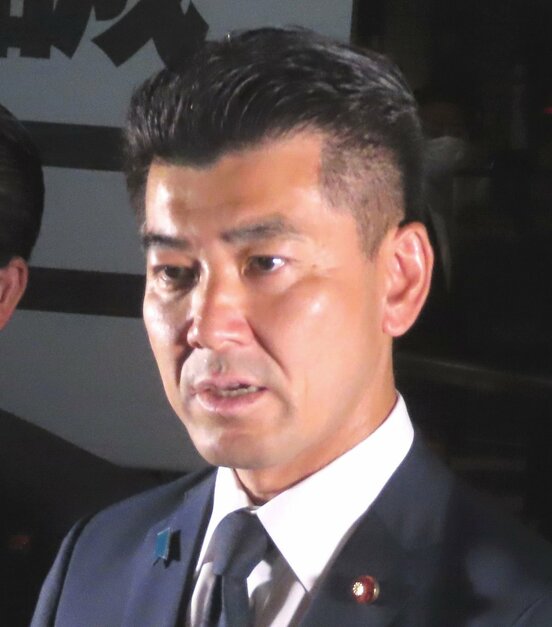  取材に答える泉氏（東スポWeb）