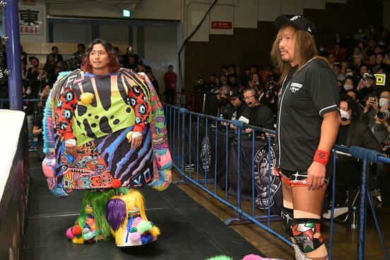 高橋ヒロム(左)と内藤哲也