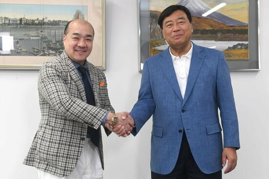 握手する（左から）西村誠司社長、石田重廣社長