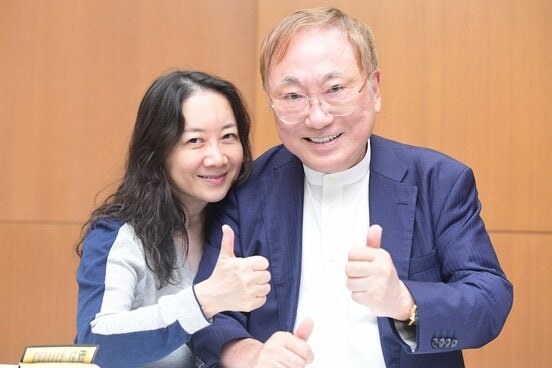 「Ｙｅｓ！」ポーズの高須克弥氏（右）と西原理恵子氏