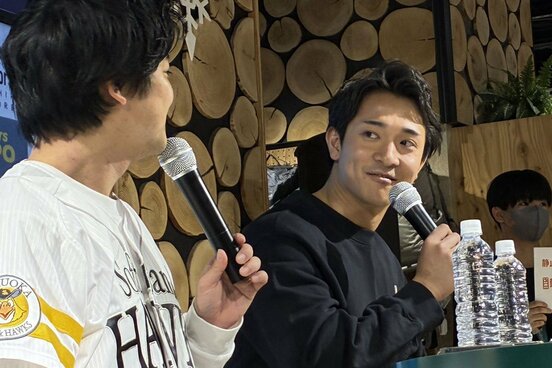 福岡市内の商業施設でトークショーを行うソフトバンク・柳町達
