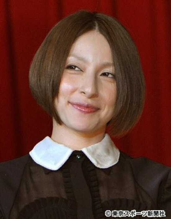 自叙伝で「年下の彼」との別れを告白していた奥菜