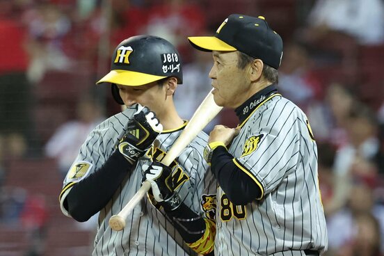 打席に向かう近本光司(左)にアドバイスを送る場面もあった阪神・岡田監督