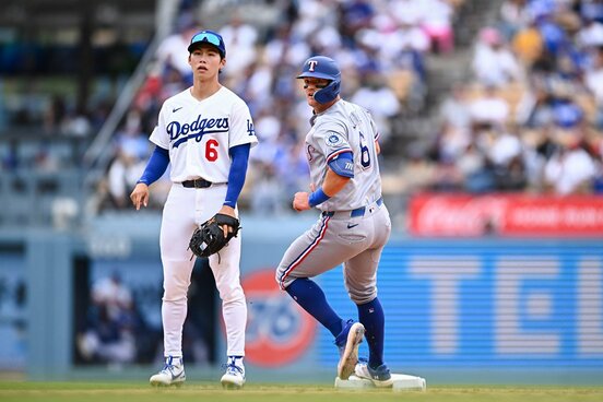 キム・ヘソン（左、ロイター）