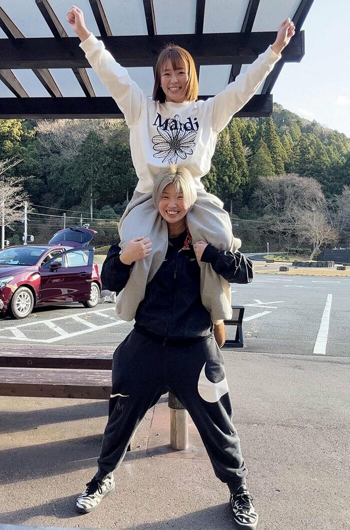彩羽匠(下)に肩車されるSareee（本人提供）