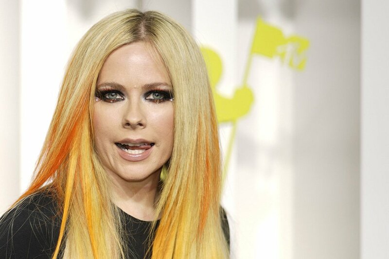 婚約中のアヴリル・ラヴィーンに新恋人か？　ラッパーのタイガと熱い抱擁 | 記事 | 東スポWEB