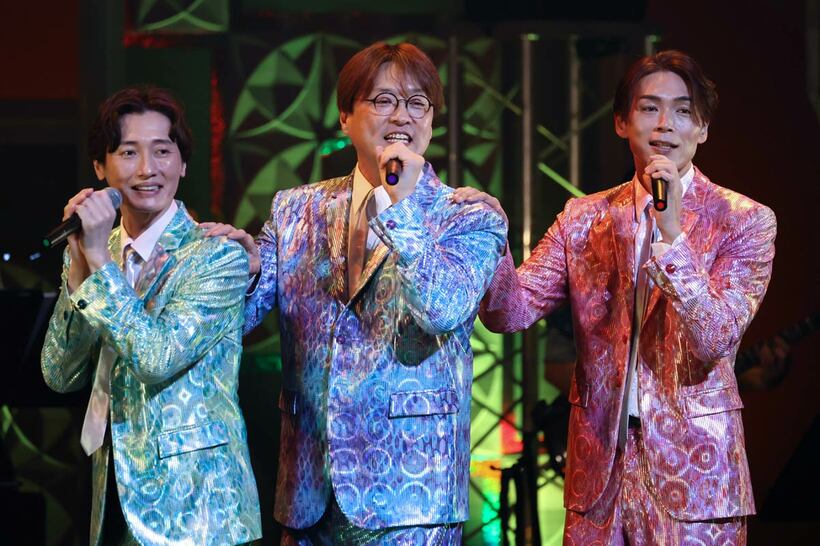 純烈（左から後上翔太、酒井一圭、白川裕二郎）