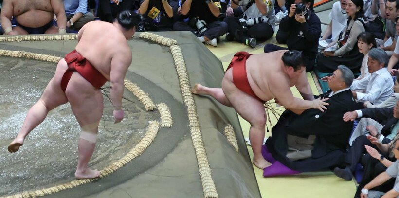隆の勝（左）に突き落とされた熱海富士は九重審判長と接触