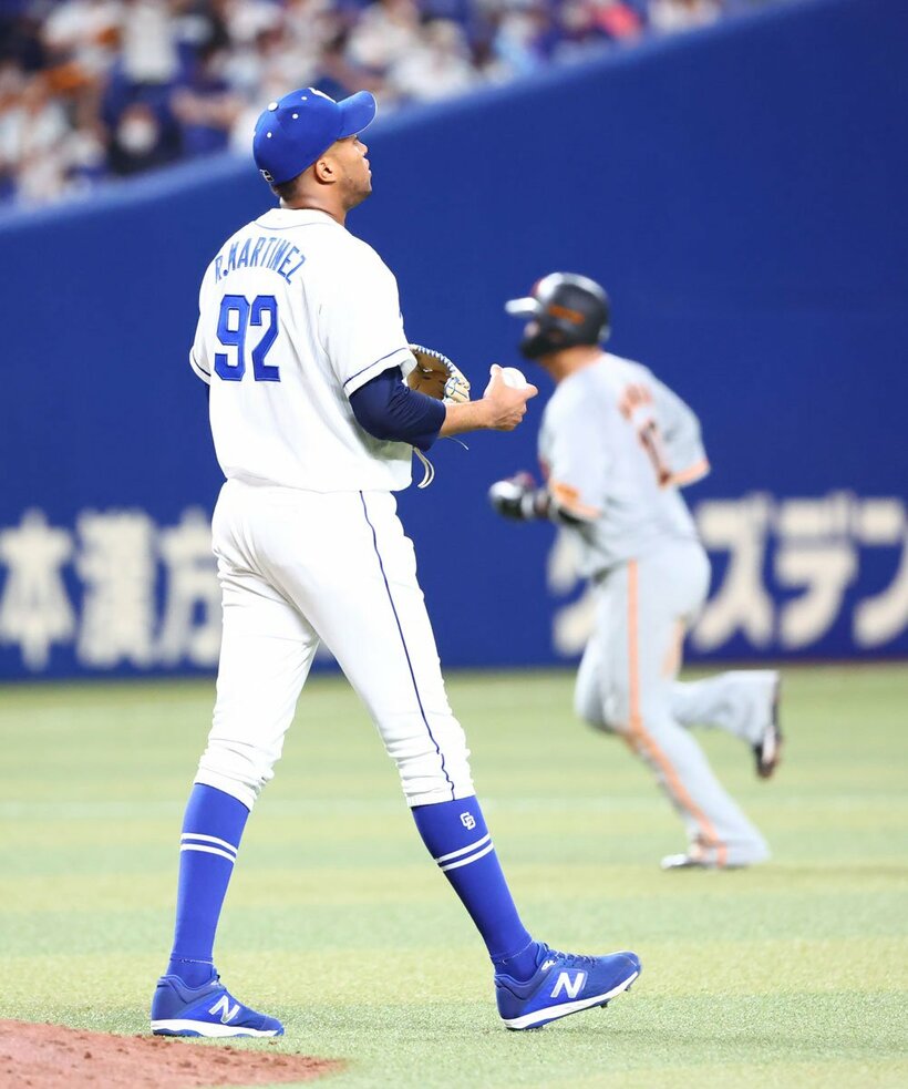  ９回、中田（右）に本塁打を打たれる中日・Rマルティネス（東スポWeb）